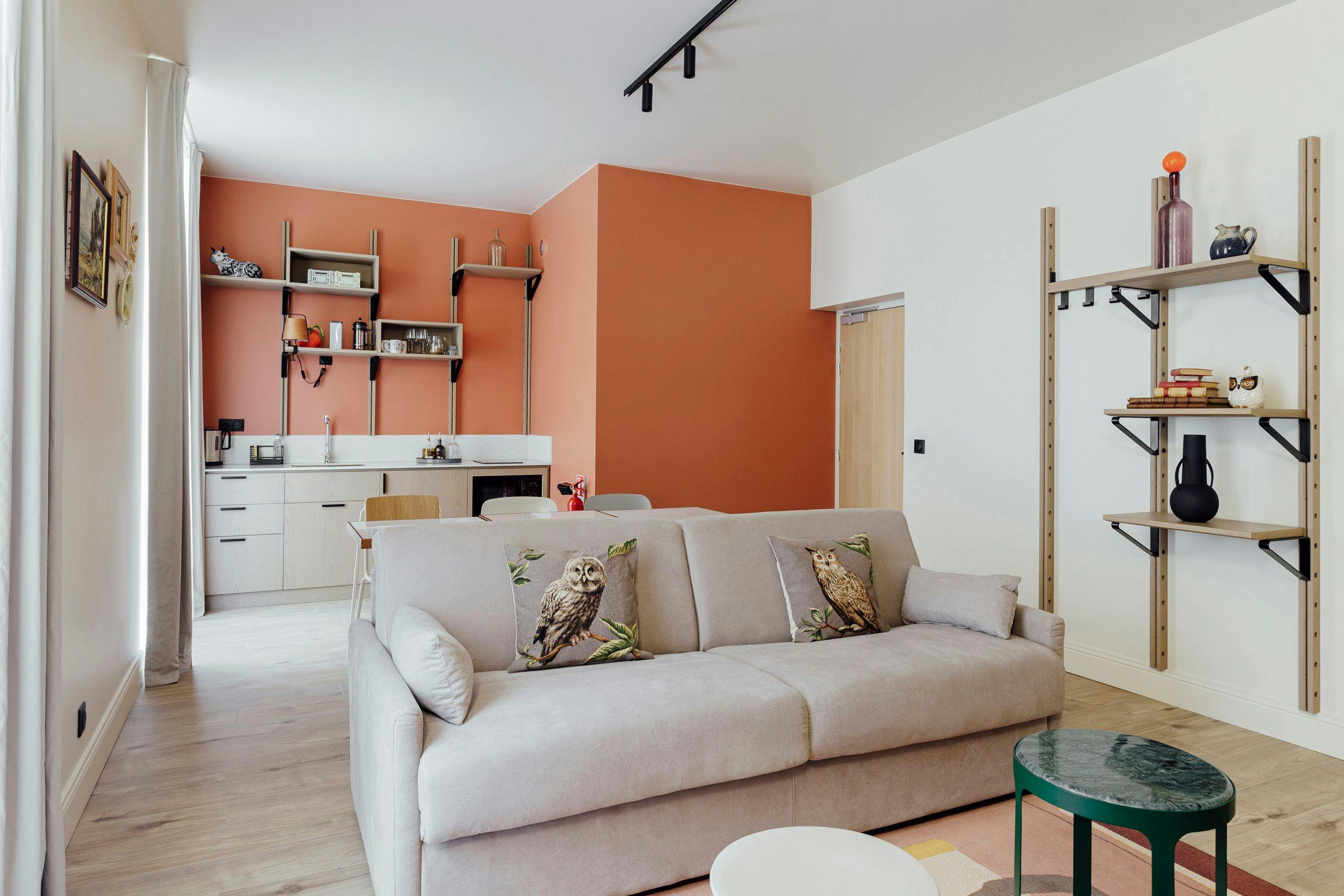 Salon cozy et spacieux d'un appartement