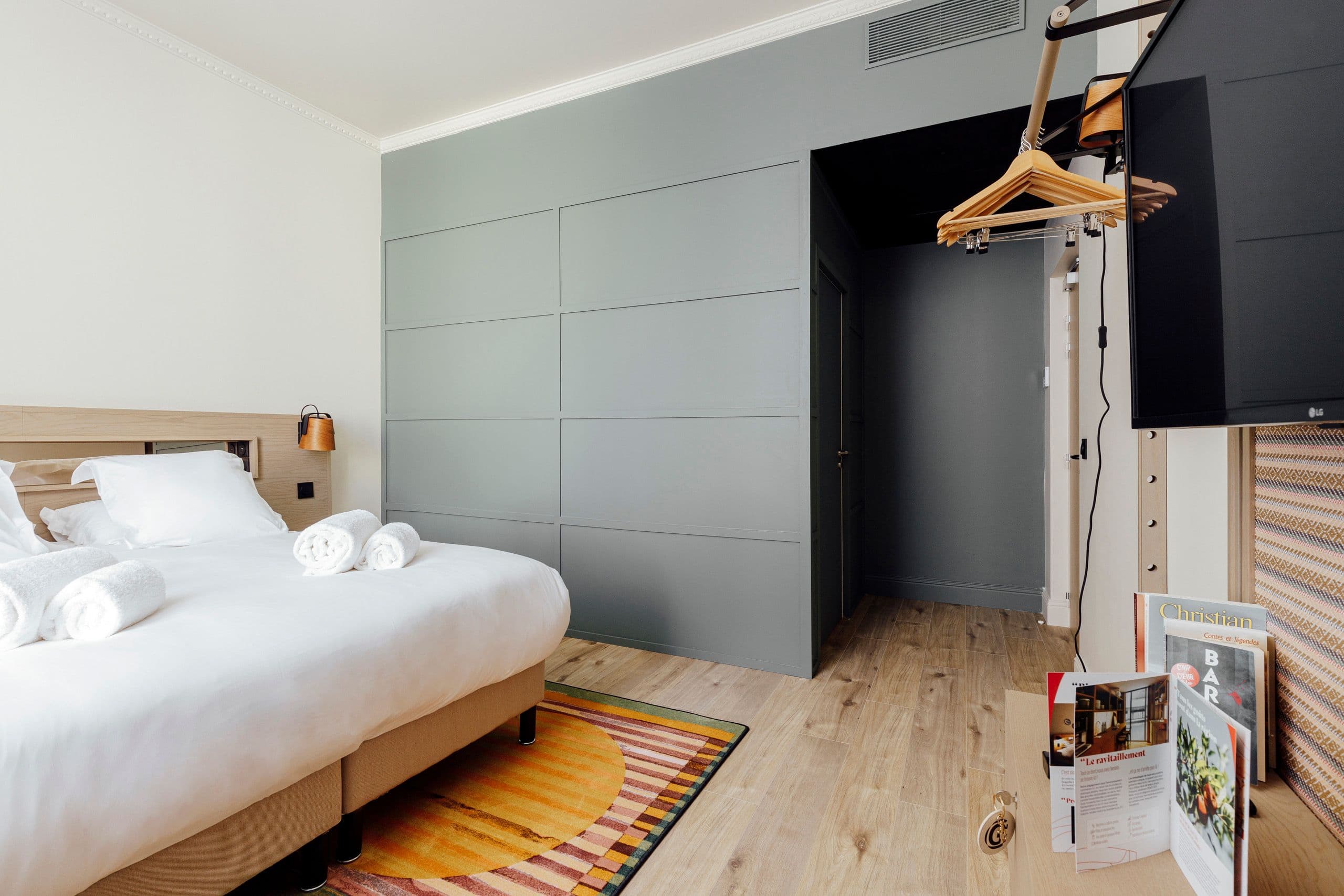 Chambre avec un lit double, une salle de bain privée et le wifi