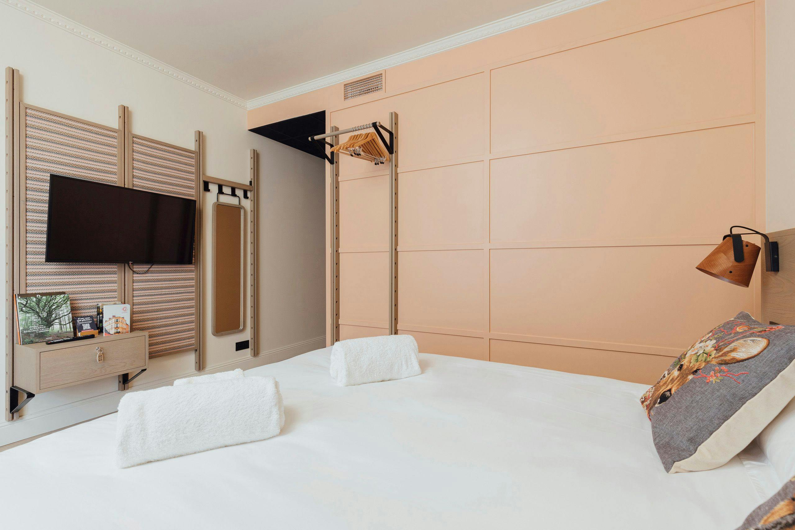 Chambre double reliée à une chambre avec 2 lits simples